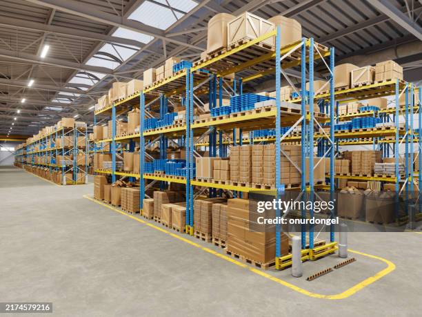 nahaufnahme von pappkartons auf den regalen im lager - lagerraum stock-fotos und bilder