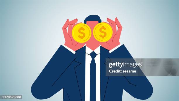 illustrations, cliparts, dessins animés et icônes de l’amour de l’argent, l’étalage de la richesse, les investissements financiers, les prévisions économiques, les bénéfices des entreprises, les chèques de paie, les hommes d’affaires tenant des pièces d’or devant leurs yeux avec les deux mai - avantage