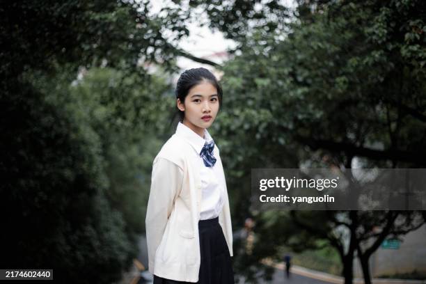 retrato de una joven asiática - estudiante de bachillerato chica fotografías e imágenes de stock