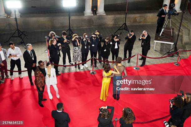 celebrities, security, and press pen at red carpet event - fotografia promocional imagens e fotografias de stock