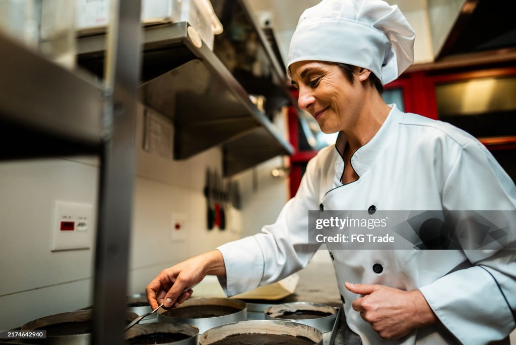 Reifer Koch backt einen Kuchen in der Bäckereiküche