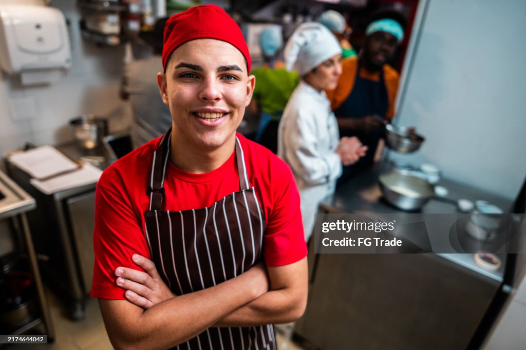Porträt eines Teenagers in der Bäckereiküche