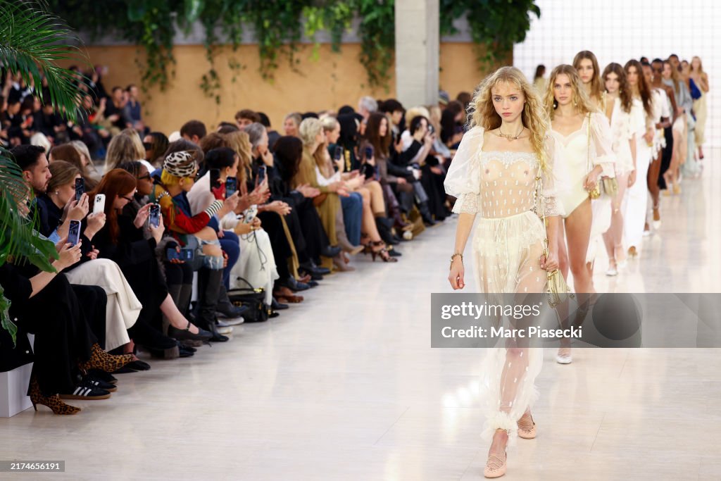 Chloe: Runway - Paris Fashion Week - Womenswear Spring-Summer 2025