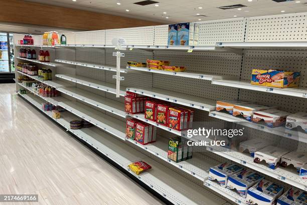 Box Empty. Shop 4,400 Empty Grocery Store Shelves Stock Photos, High-Res Pictures, and ...