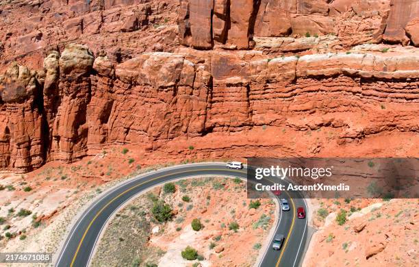 utah moab, straße zum canyonland-nationalpark - umdrehen stock-fotos und bilder