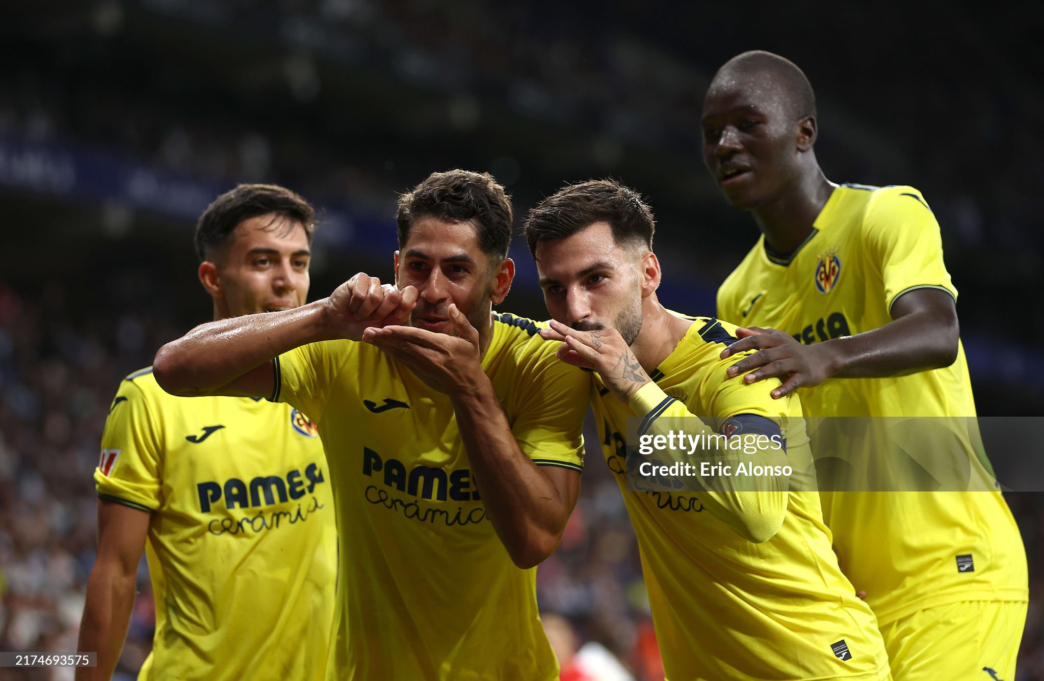 BARCELONA, SPAIN - SEPTEMBER 26: Ayoze Perez of Villarreal CF celebrates scoring his team's second goal with teammates during the LaLiga match between RCD Espanyol de Barcelona and Villarreal CF at RCDE Stadium on September 26, 2024 in Barcelona, Spain. (Photo by Eric Alonso/Getty Images)
