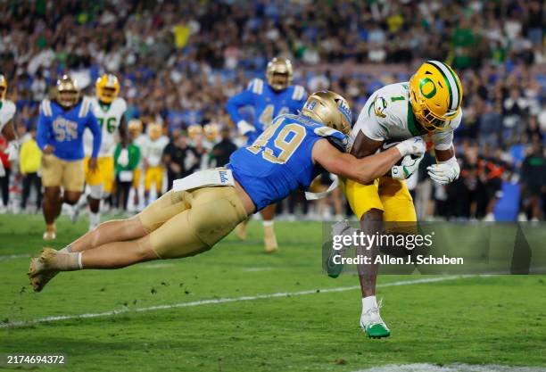 Pasadena, CA UCLA Bruins football vs Oregon Ducks at the Rose Bowl in Pasadena Saturday, Sept. 28, 2024. UCLA head coach DeShaun Foster UCLA...