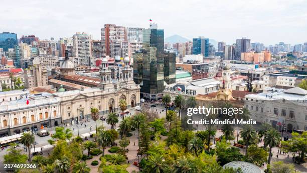 vista elevada de la plaza de armas y la catedral metropolitana de santiago de chile - santiago chile fotografías e imágenes de stock