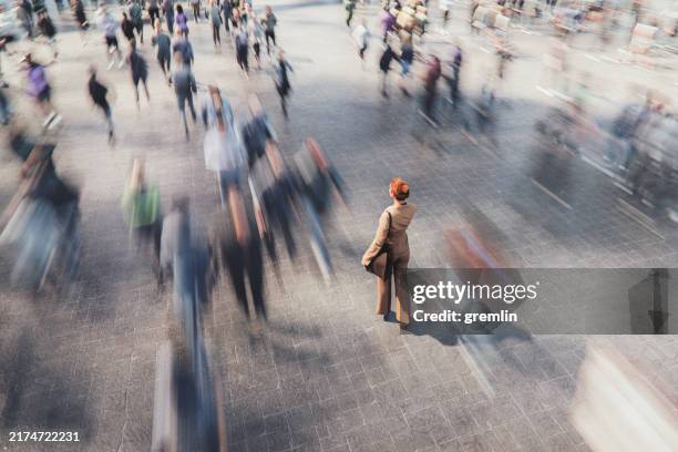businesswoman walking in the crowds of people - correr contra o tempo imagens e fotografias de stock