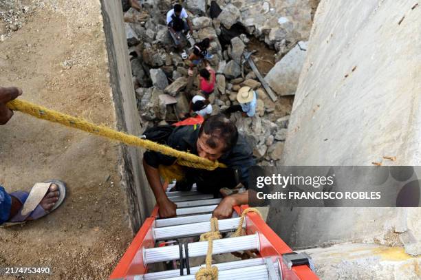 Destroyed Rope Bridge 34 Broken Rope Bridge Stock Photos, High-Res Pictures, and Images ...