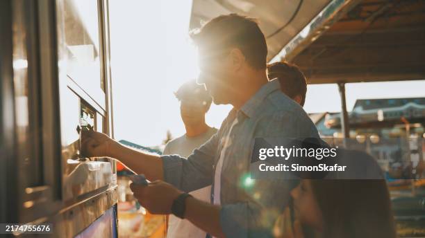 paseo familiar en una taquilla de carnaval - taquilla lugar de comercio fotografías e imágenes de stock