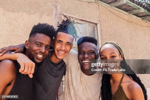 porträt von glücklichen jungen freunden im freien - kubanischer abstammung stock-fotos und bilder