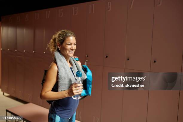 mujer feliz lista para su entrenamiento deportivo en el vestidor. - taquilla recipiente fotografías e imágenes de stock