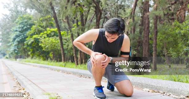 hombre asiático corriendo dolor de rodilla - músculo-humano fotografías e imágenes de stock