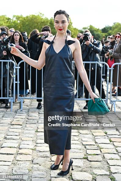 Loewe: Outside Arrivals - Paris Fashion Week - Womenswear Spring-Summer 2025 Loewe: Outside Arrivals - Paris Fashion Week - Womenswear Spring-Summer 2025
