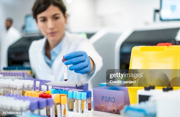 scientist conducts laboratory analysis - amostra médica imagens e fotografias de stock