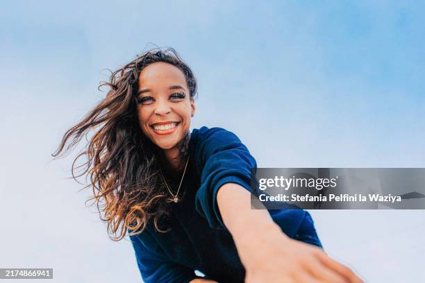 beautiful woman reaching out towards the camera - blue mascara stockfoto's en -beelden