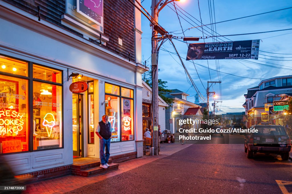 Provincetown, commercial street
