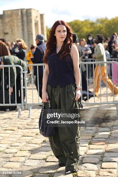 Loewe: Outside Arrivals - Paris Fashion Week - Womenswear Spring-Summer 2025 Loewe: Outside Arrivals - Paris Fashion Week - Womenswear Spring-Summer 2025