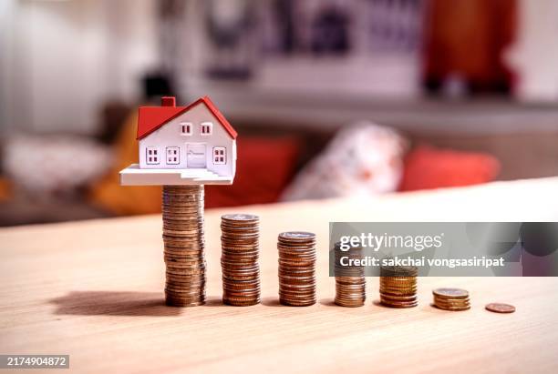 home concept, home savings, selling home, money and house, business and finance concept - casa in affitto foto e immagini stock