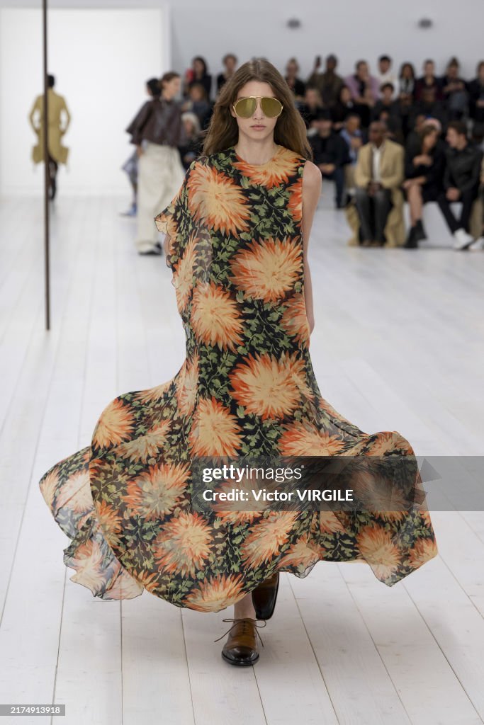 Loewe - Runway - Spring/Summer 2025 Paris Fashion Week