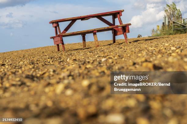 A Picnic Bench And Table On Heacham South Beach Norfolk England Uk, Stockfoto