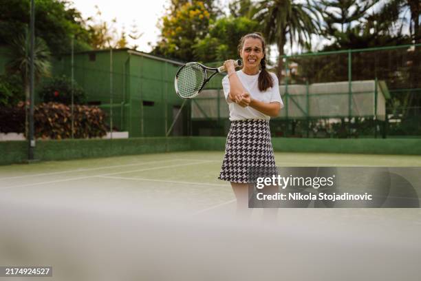 tennisspielerin mit einer ellenbogenverletzung - verrenkung stock-fotos und bilder