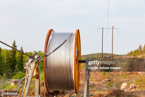 cable winch at construction site - cabrestante-objeto-fabricado fotografías e imágenes de stock