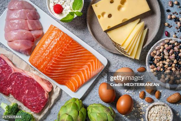 alimenti assortiti di fonti proteiche sane buone per il body building: pesce, carne, formaggio, fagioli, uova. - proteina foto e immagini stock