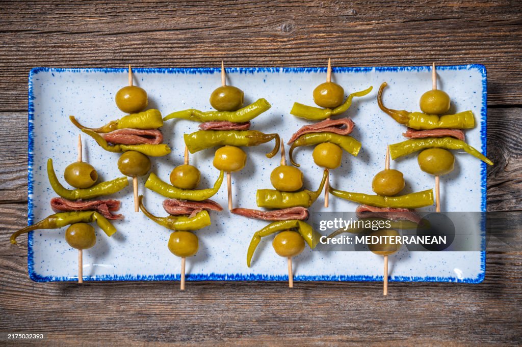 Tapas espanholas Gildas da Espanha, Gilda são espetos de pintxo com azeitonas, anchovas e pimenta malagueta