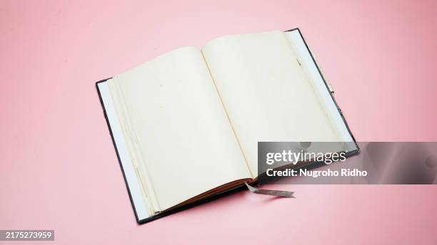 blank page of book open on pink table - blank pages in open book overhead view stock pictures, royalty-free photos & images