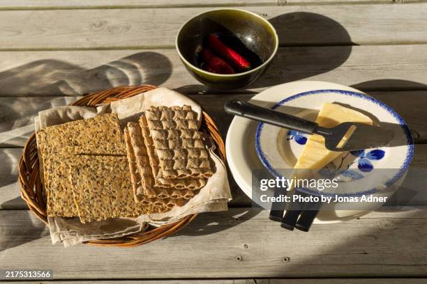hard bread and cheese - stapelvoedsel stockfoto's en -beelden