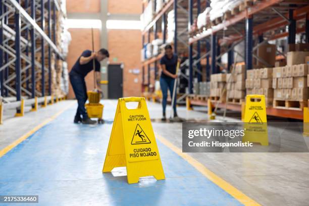 caution wet floor! - opgepast-gladde-vloer stockfoto's en -beelden