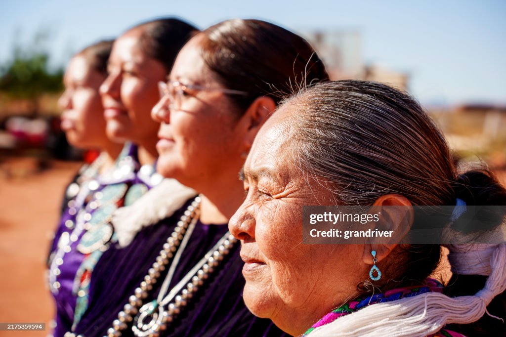 Flache Tiefenschärfe Porträt Vier Frauen in Linie Profilansicht Indigene Navajo-Familie im Monument Valley Utah Großmutter, Mutter und zwei Töchter, Fokus auf Oma