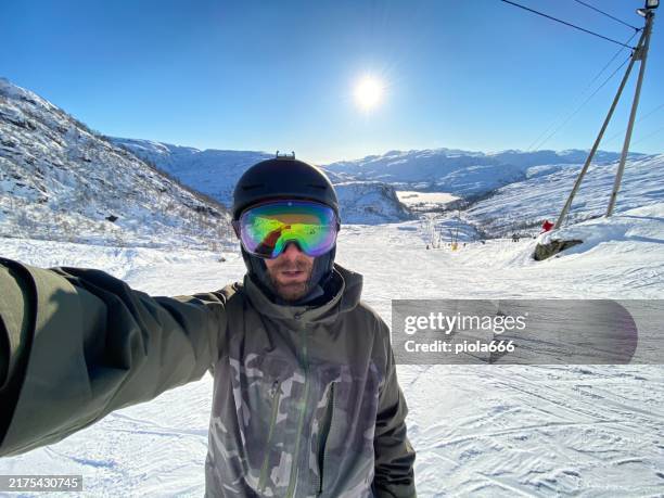 selfie man on the snowboard on a ski slope:winter holidays - wintersport stockfoto's en -beelden