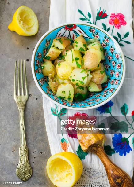 moroccan potato salad - gekookte aardappel stockfoto's en -beelden