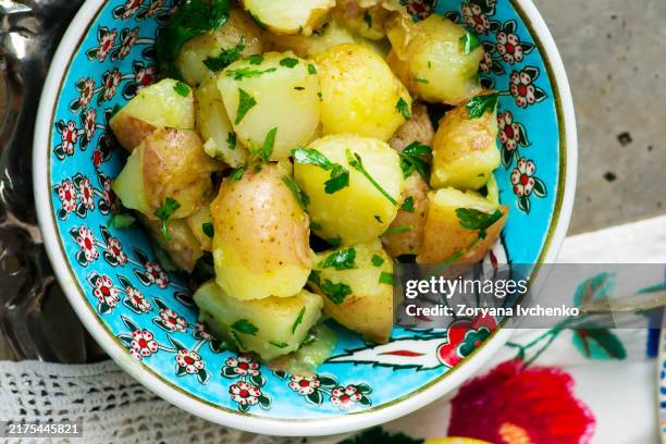 moroccan potato salad - neue kartoffel gekocht stock-fotos und bilder