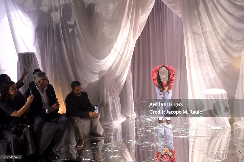 Valentino Pavillon des Folies- Runway - Paris Fashion Week Spring -Summer 2025