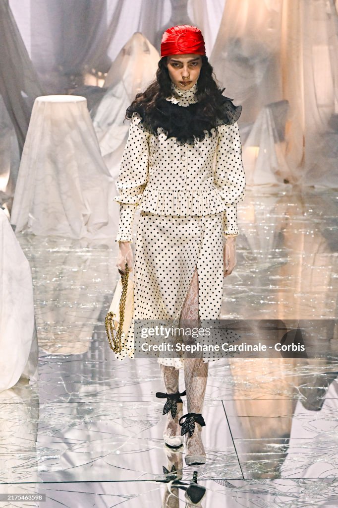 Valentino: Runway - Paris Fashion Week - Womenswear Spring-Summer 2025