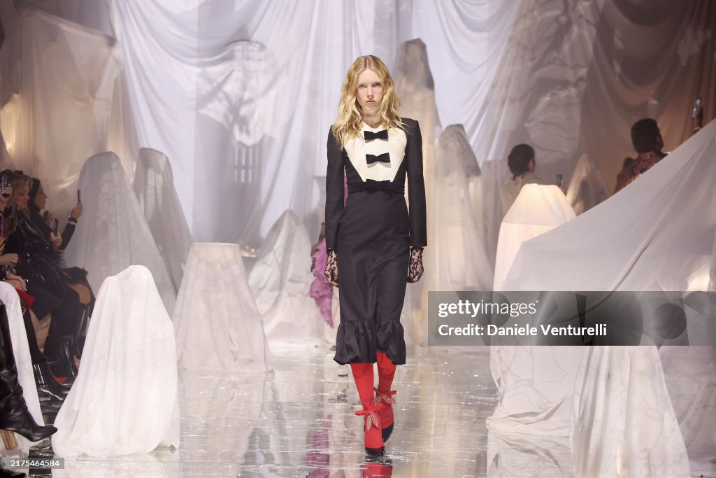 Valentino Pavillon des Folies- Runway - Paris Fashion Week Spring -Summer 2025
