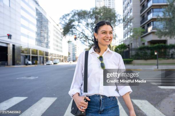 young woman sightseeing in puerto madero neighborhood in buenos aires, argentina - dichterbij komen stockfoto's en -beelden