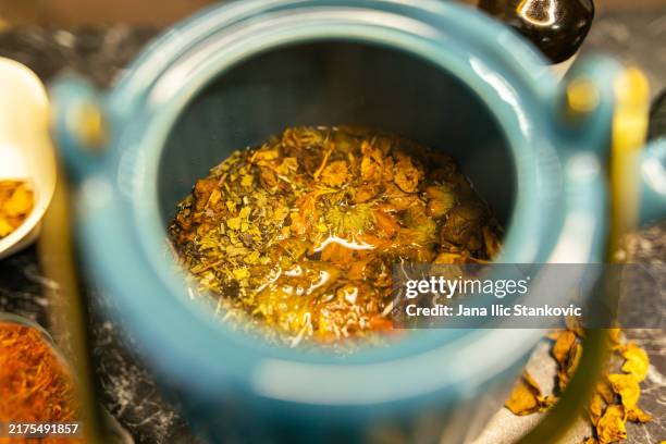 handpicked herbs in a teapot - condição natural imagens e fotografias de stock