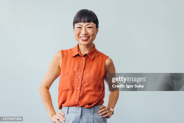 donna asiatica fiduciosa sorridente in un ambiente d'ufficio luminoso - foto ritratto ufficiale foto e immagini stock