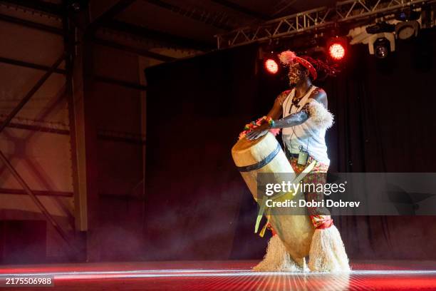 un interprète africain de rythmes africains authentiques se produit sur scène. - peinture corporelle photos et images de collection