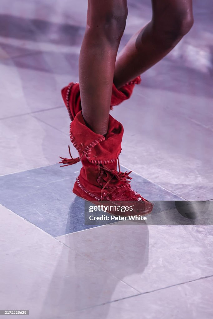 Isabel Marant: Runway - Paris Fashion Week - Womenswear Spring-Summer 2025