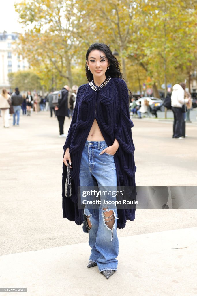 Stella McCartney: Outside Arrivals - Paris Fashion Week - Womenswear Spring-Summer 2025