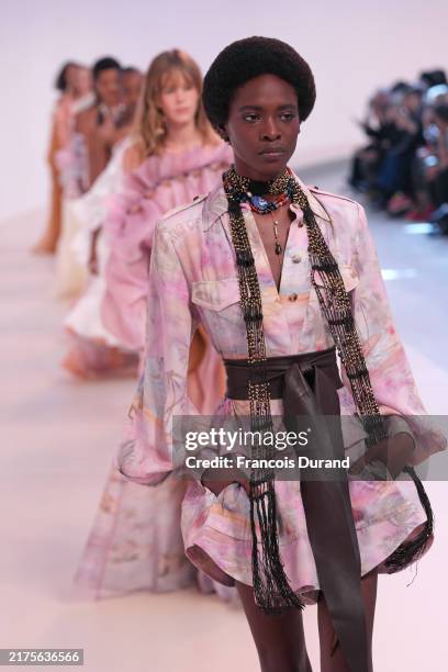 Zimmermann: Runway - Paris Fashion Week - Womenswear Spring-Summer..., Fotografia de notícias
