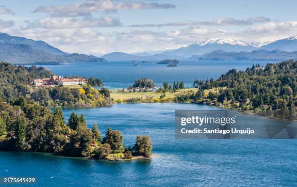 llao llao peninsula between lakes moreno and nahuel huapi - nationaal park nahuel huapi stockfoto's en -beelden