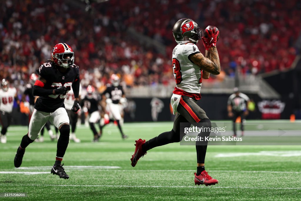 Tb Score Mike Evans of the Tampa Bay Buccaneers scores a touchdown during the ...