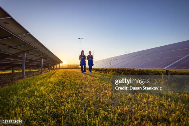 parler du travail dans une ferme solaire - tableau de commande photos et images de collection